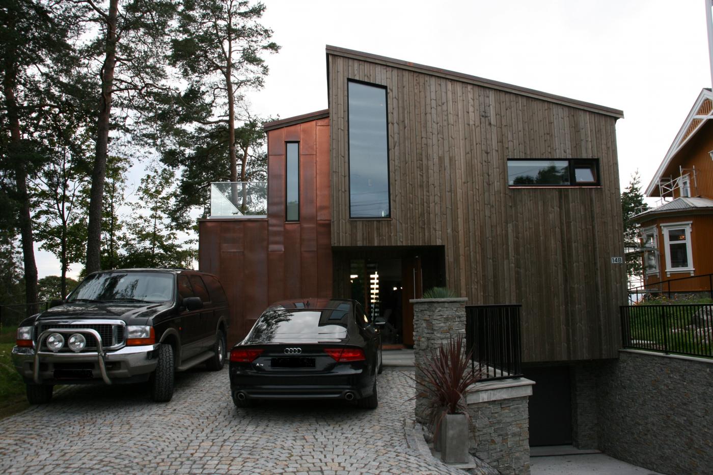 Arkitekttegnet hus med kobberbeslag på fasade