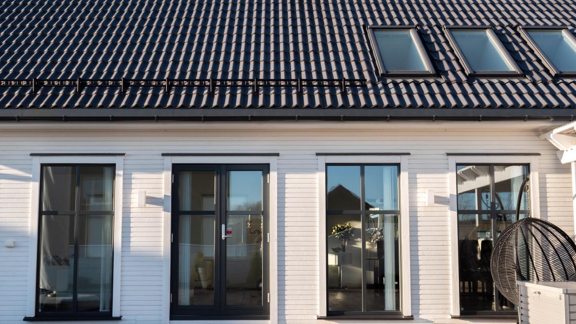 Hvit fasade med sorte vinduskarmer på hus fra Nordbohus