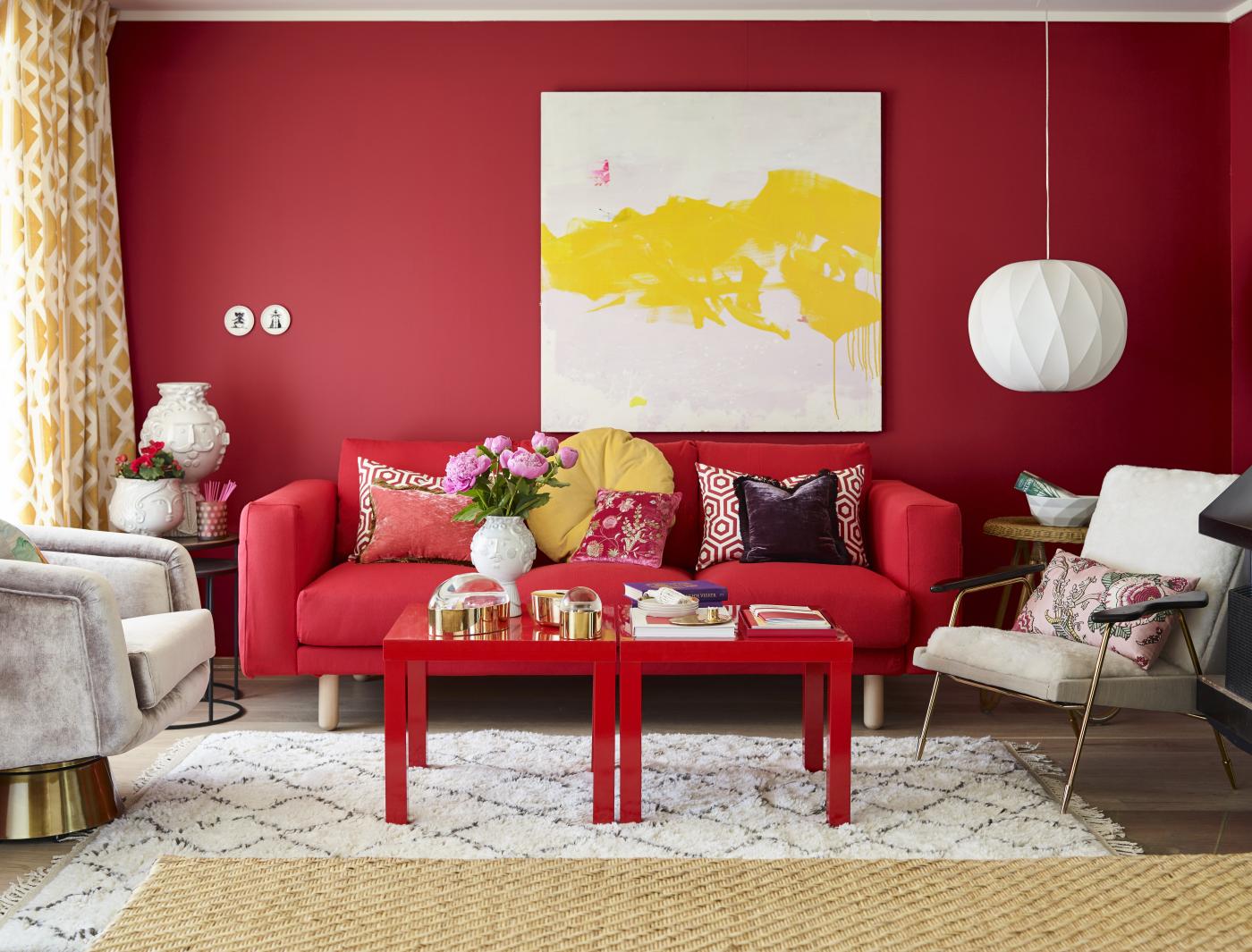 Rødmalt stue med flere tepper