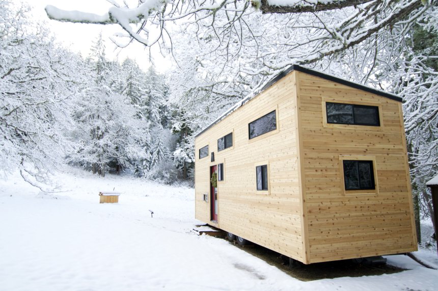 Minihus som står ute i snøen