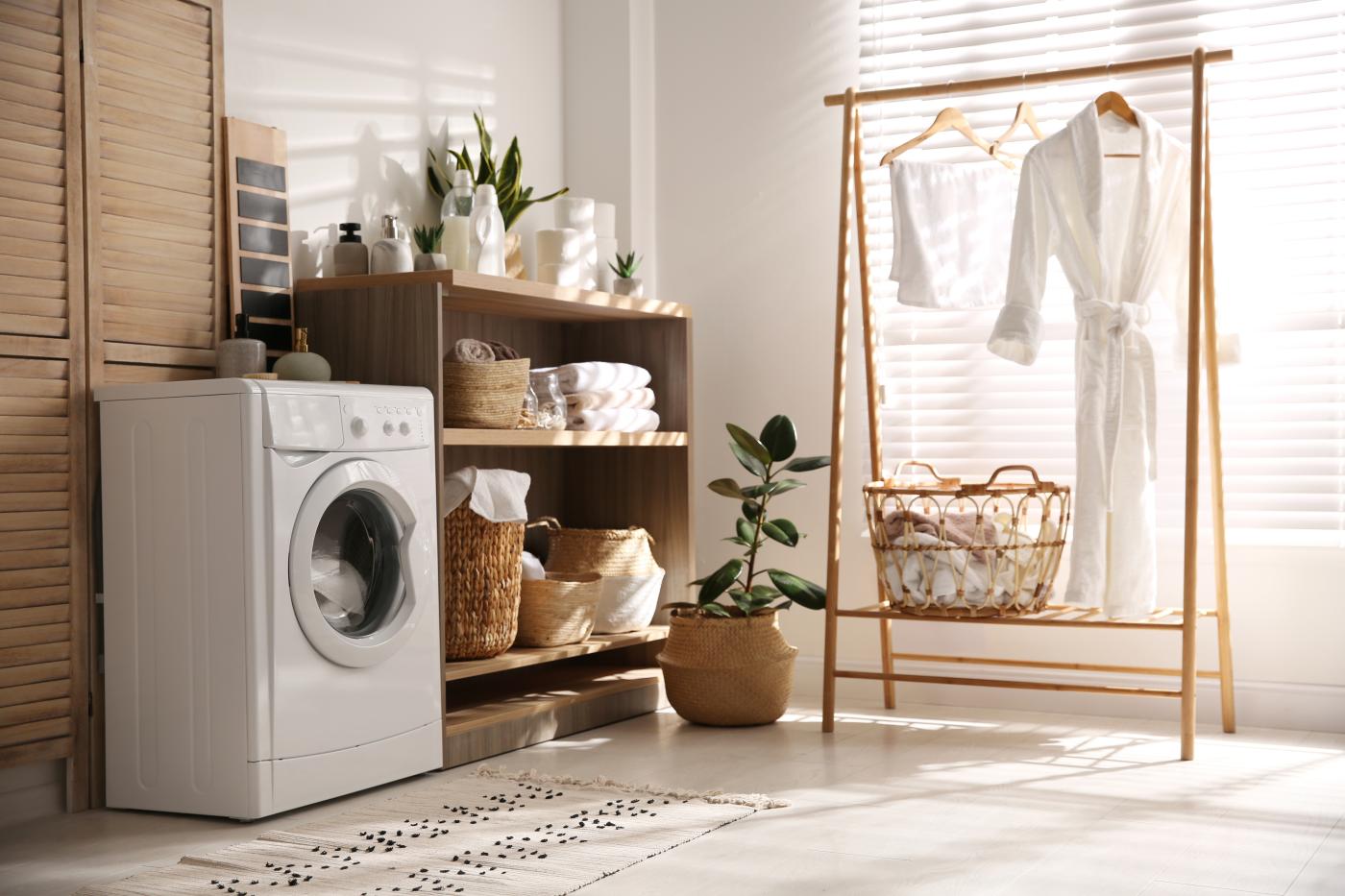 Vaskemaskin og tørkestativ på vaskerom