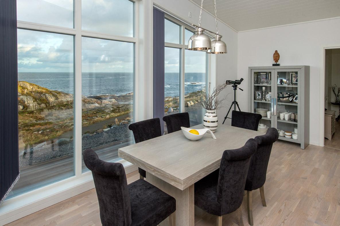 Inne i stuen i en moderne enebolig med havutsikt på Averøy