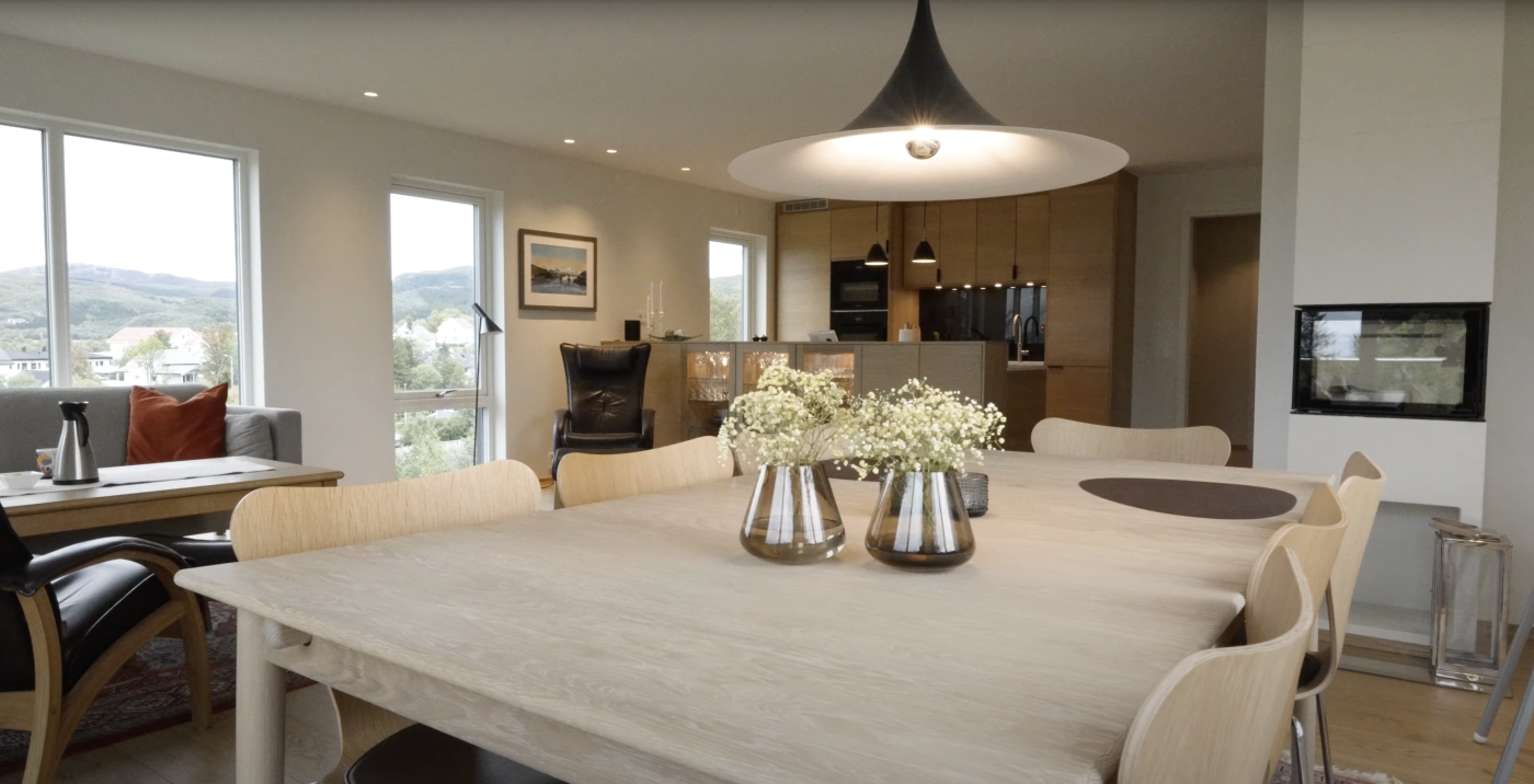 Kjøkkenbord i lyst tre i moderne stue