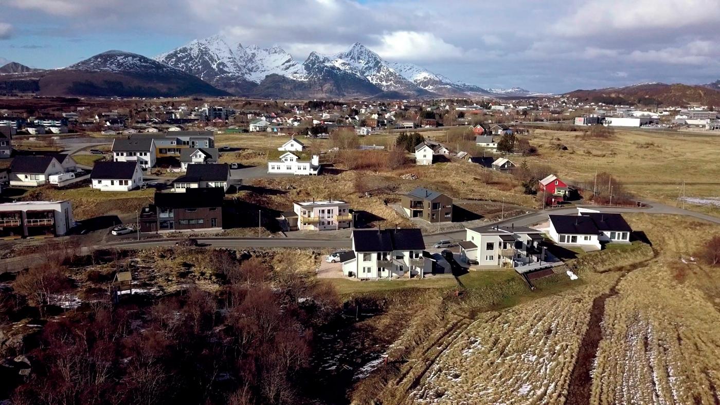 Boliger og fjell i Lofoten
