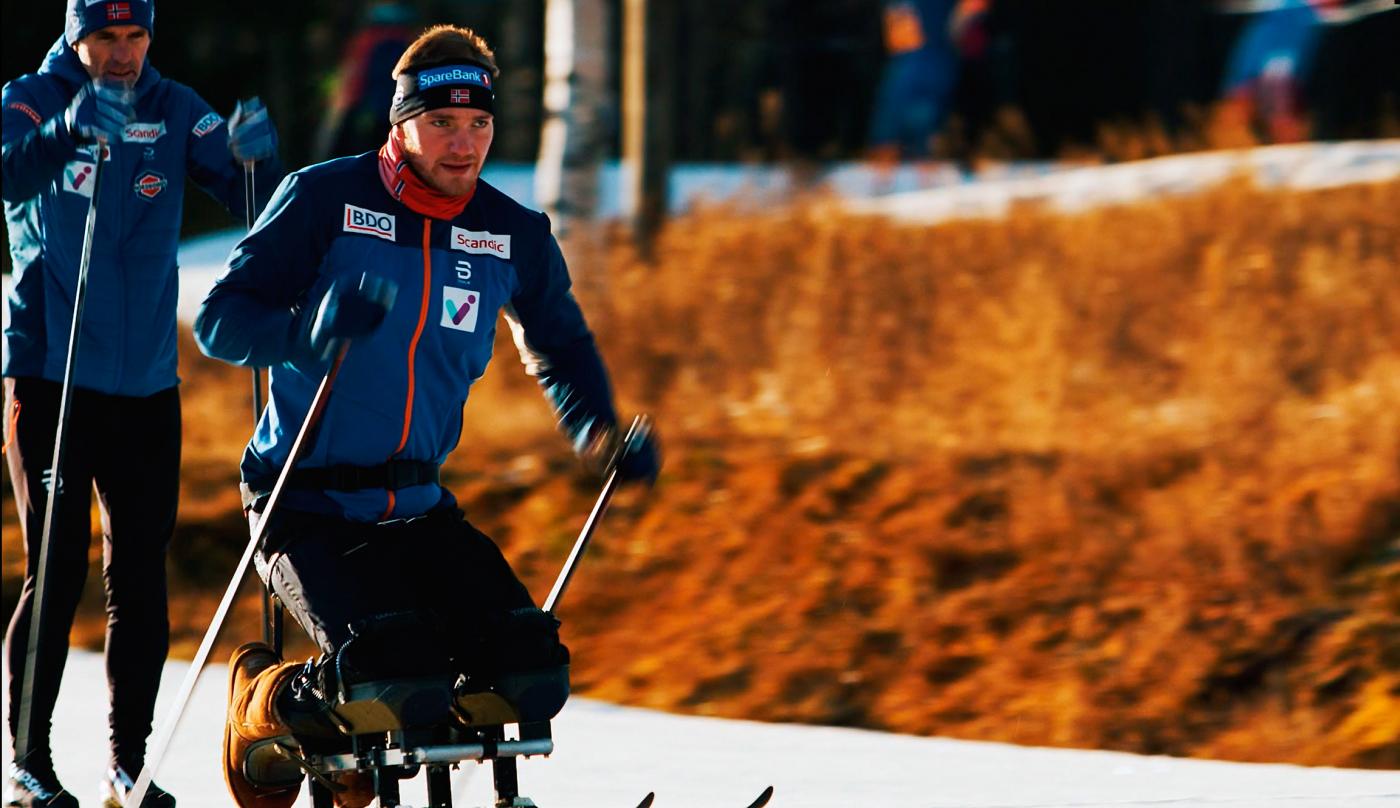 Andreas Bjørnstad på kjelken i skisporet. Trener Bjørn Kristiansen like bak.