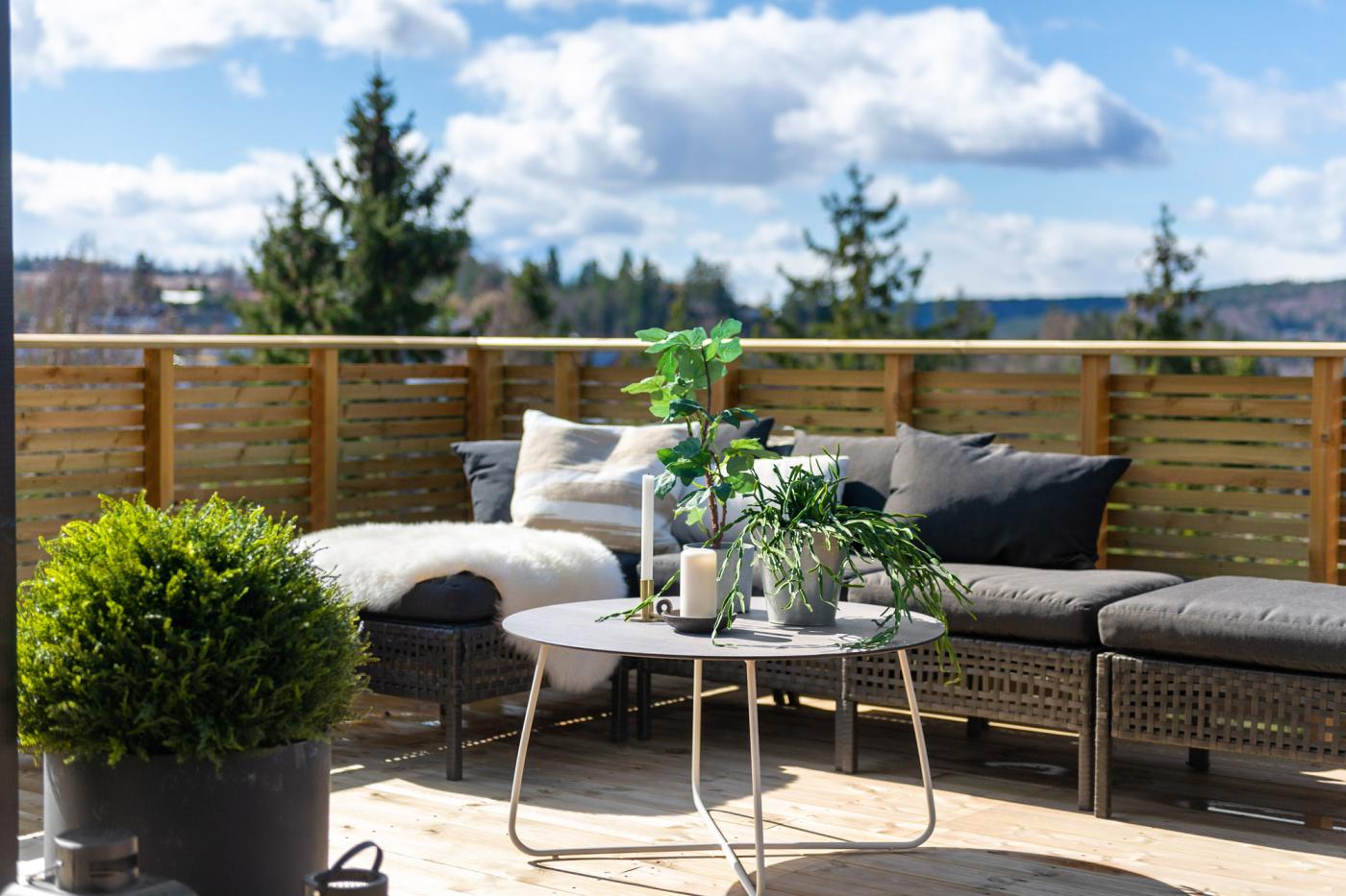 Terrasse med flotte planter og utemøbler