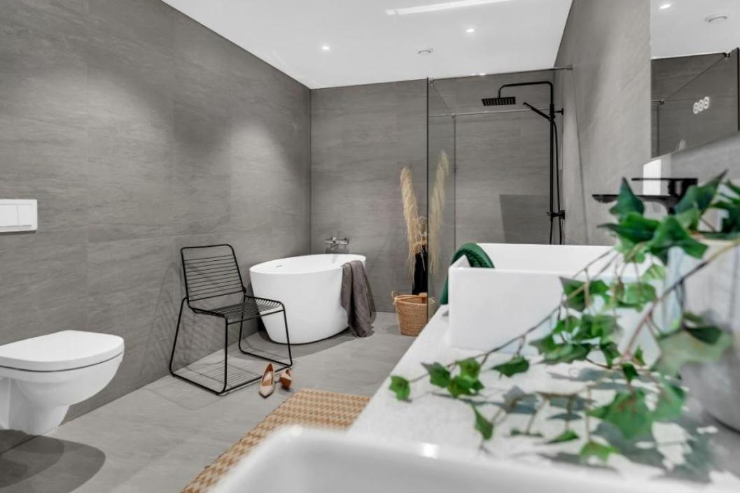 Moderne bad med badekar i hus i Gjøvik