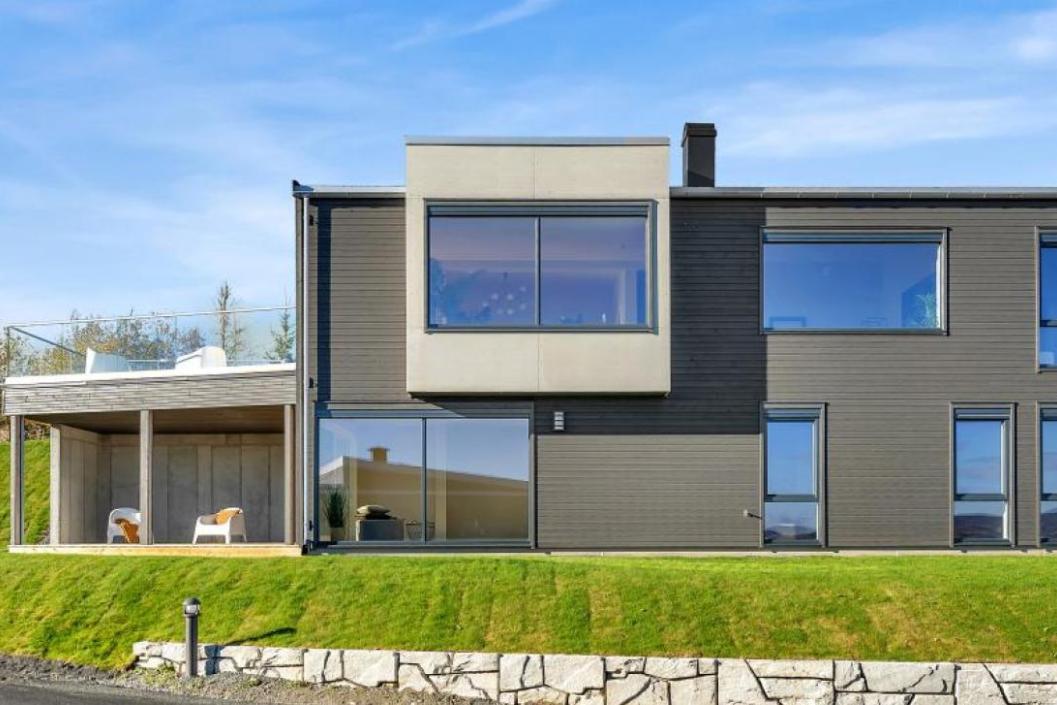 Flott moderne hus med rause vindusflater i Gjøvik