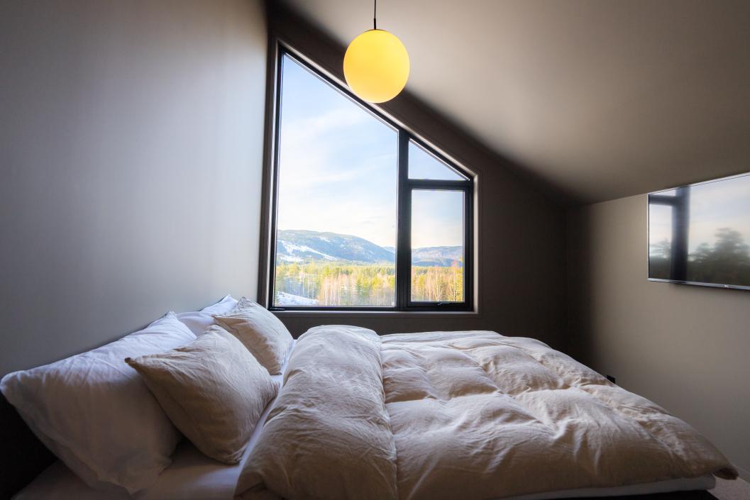 Skrått vindu på moderne soverom