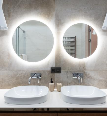 Moderne baderom med dobbel servant og runde speil