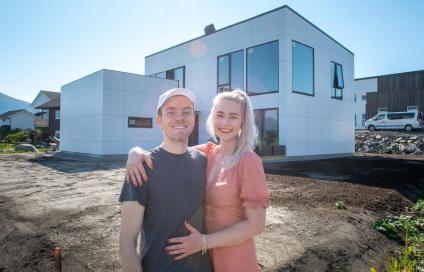 Anders og Ragnhild Åsberg foran sitt nye hvite hus