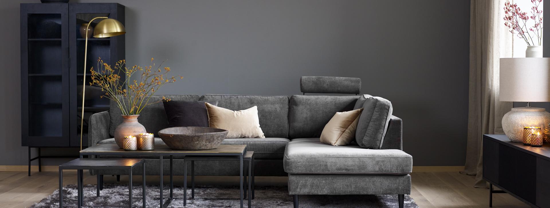 Moderne stue med grå sofa og grågrønn farge på veggen