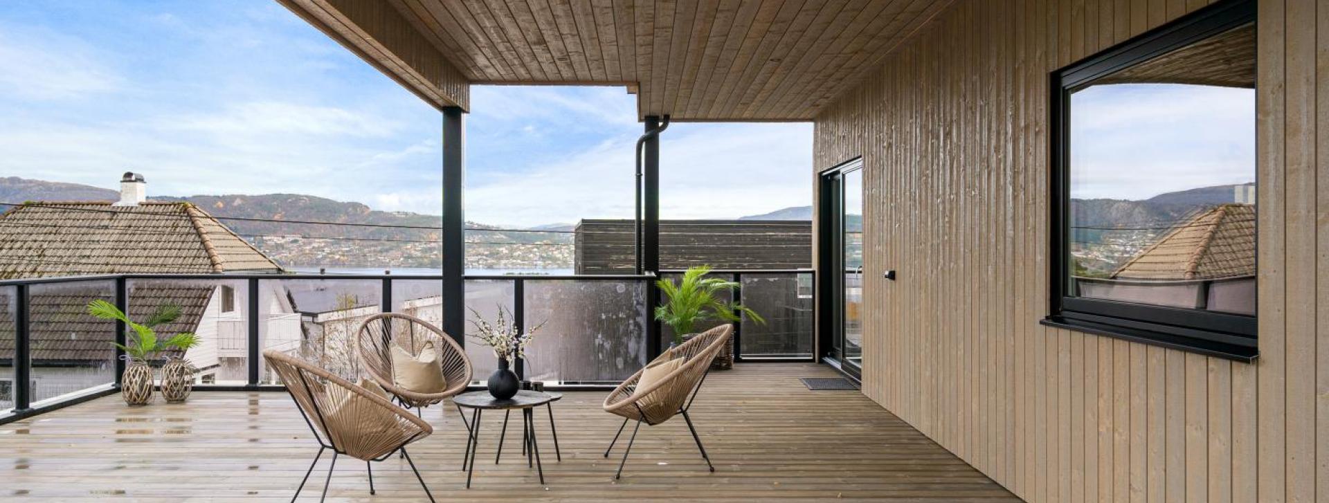 Foto av veranda i et hus bygget av Aasebø Sag AS. 