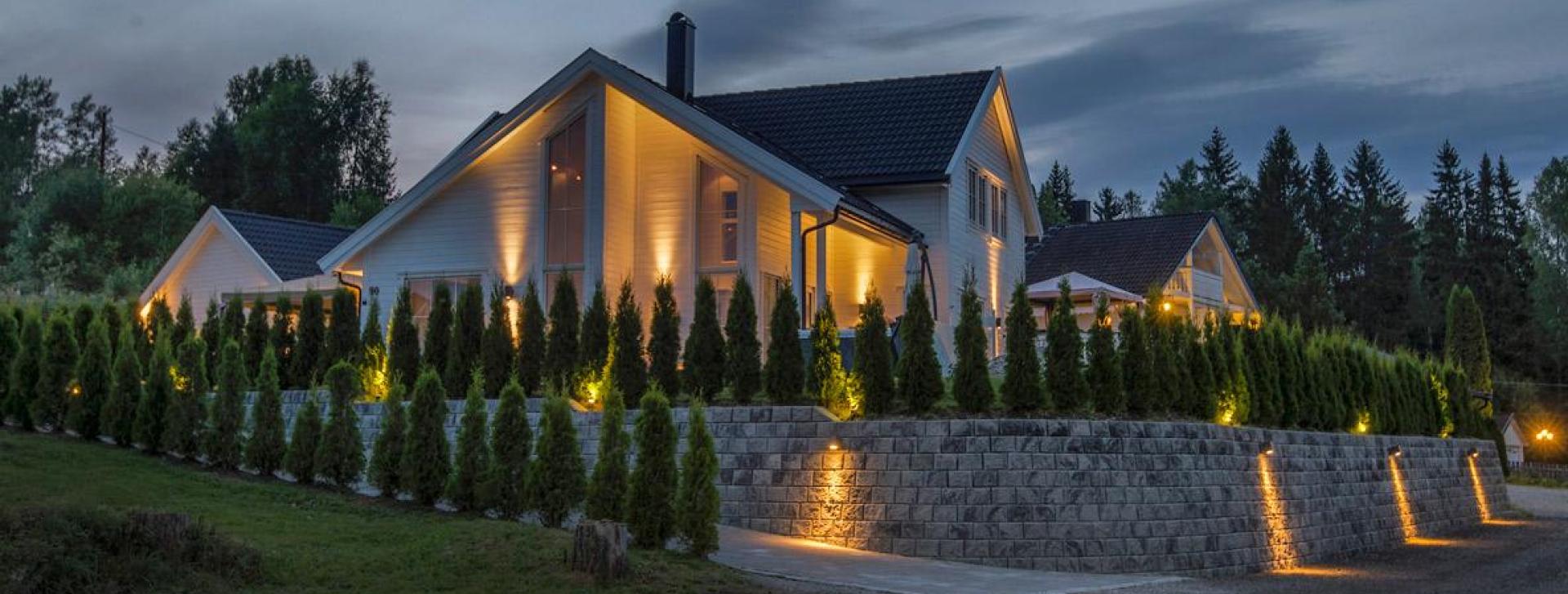 Hus med flott hage og utebelysning bygd av Nordbohus