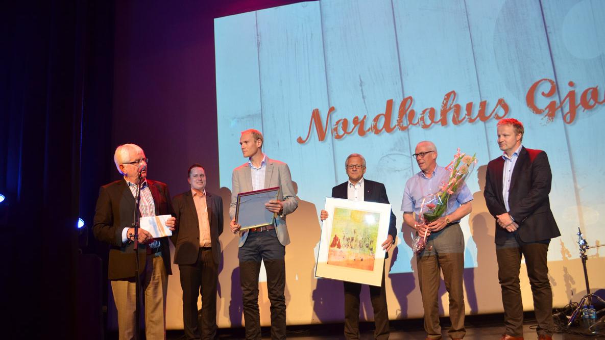 Nordbohus Gjøvik på scenen for å motta prisen Årets beste bedrift 2013