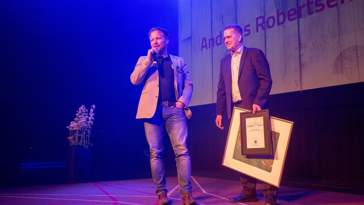 Årets beste selger enebolig (EAT) 2014, Andreas Robertsen fra Nordbohus Eiendom & Norske Hus. Her er Andreas Robertsen sammen med Stian Moursund fra kjedekontoret.