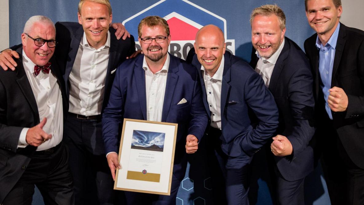Glade vinnere fra Nordbohus Gjøvik med det synlige beviset på at Øverkvern BK5 er Årets beste prosjekt 2017.