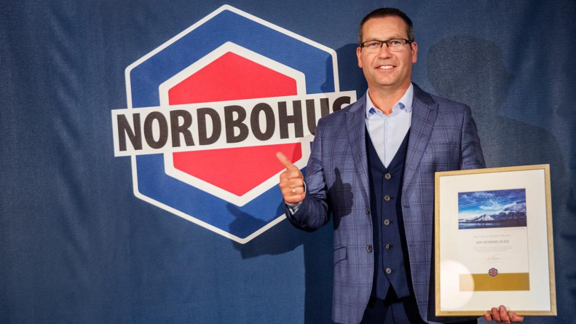 Jan Henning Kleiv fra Nordbohus Modum med diplomet som forteller at han er kåret til Årets beste bidragsyter 2017.