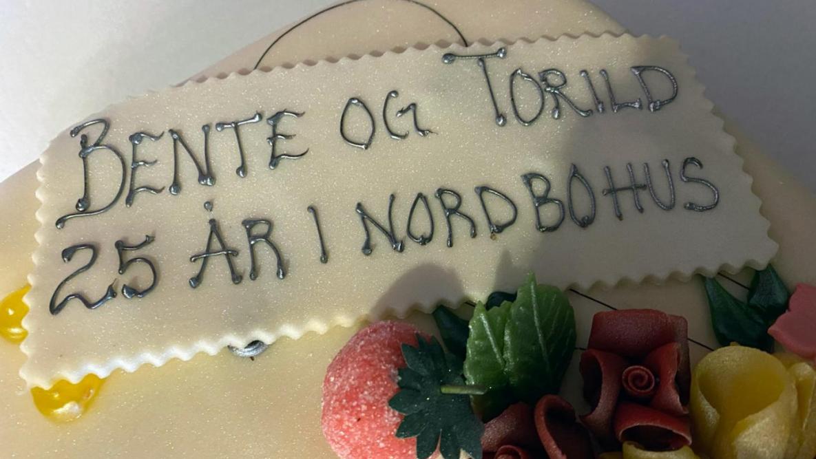 Kake med tekst: Bente og Torild, 25 år i Nordbohus