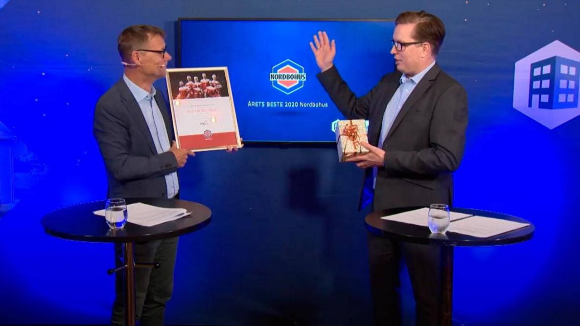 Birger Aspaas og Stian Moursund deler ut priser for de beste prestasjoner i Nordbohus 2020