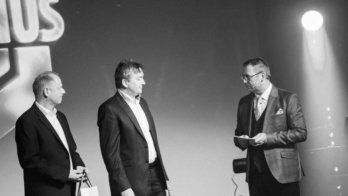 Jan Henning Kleiv til høyre. Sammen med Per Gunnar Gjermshus og Dag Loftesnes på scenen under sin tale til Nordbohus.