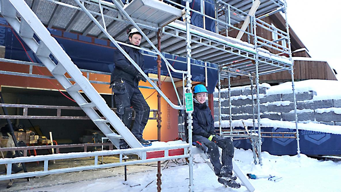 Tømrerlærling Erlend og veileder Bjørn i stilaset en flott vinterdag