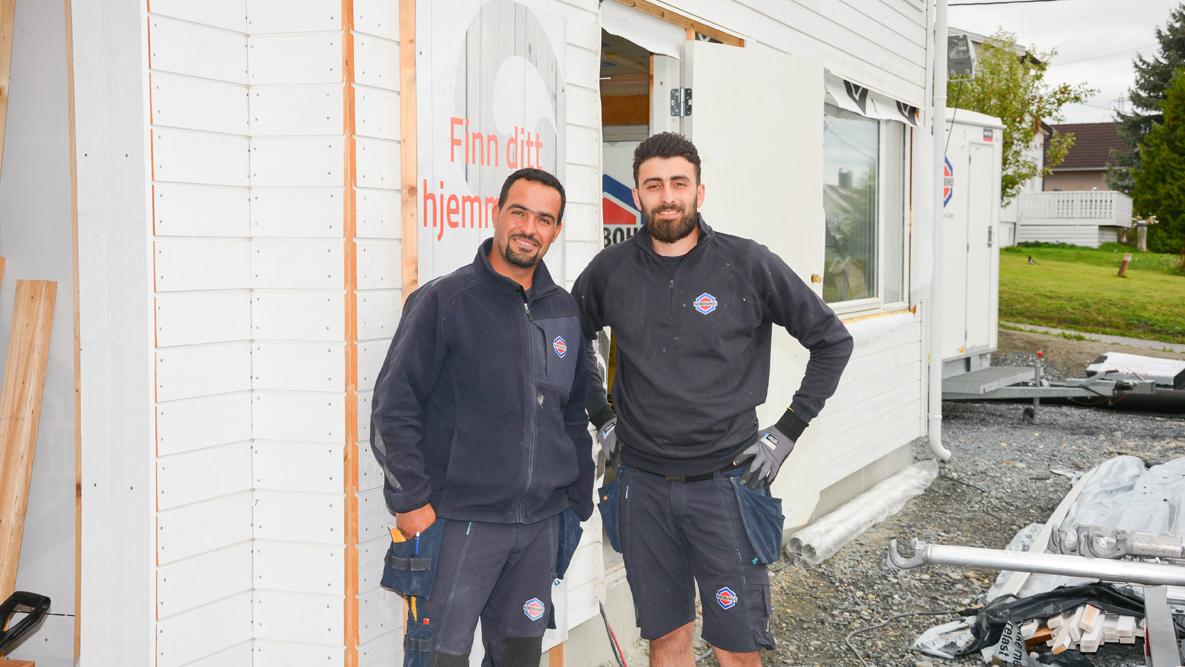 To karer fra Syria som jobber i Nordbohus på en Nordbohus-byggeplass 