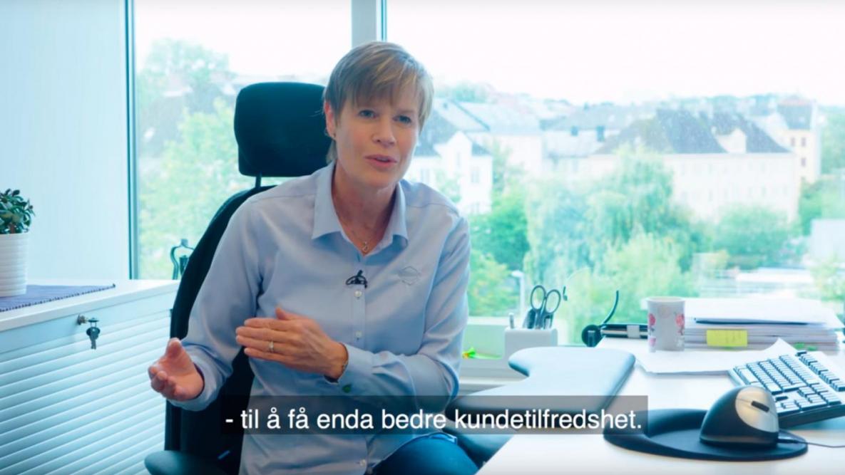 Anne Irene Enge, kvalitetsleder i Nordbohus i samtale med Gladsnekkern på sitt kontor