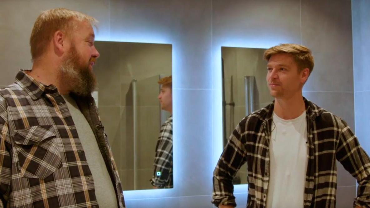 Gladsnekkern til venstre og kunden Marius til høyre. De står på badet. Bak dem er to speil med bakbelysning.