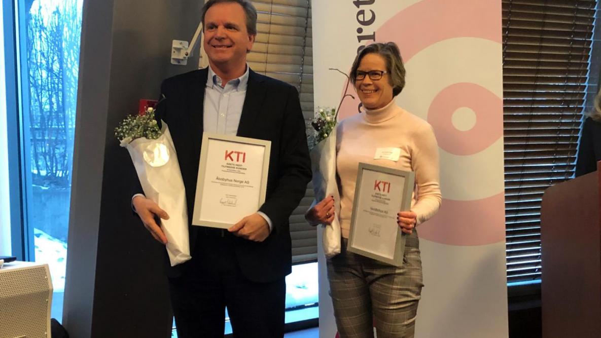 Anne Irene Enge fra Nordbohus og Ruben Vea fra Älvsbyhus med sine diplomer som synlige bevis på at Nordbohus og Älvsbyhus har Norges mest fornøyde kunder i enkeltkundemarkedet i 2018