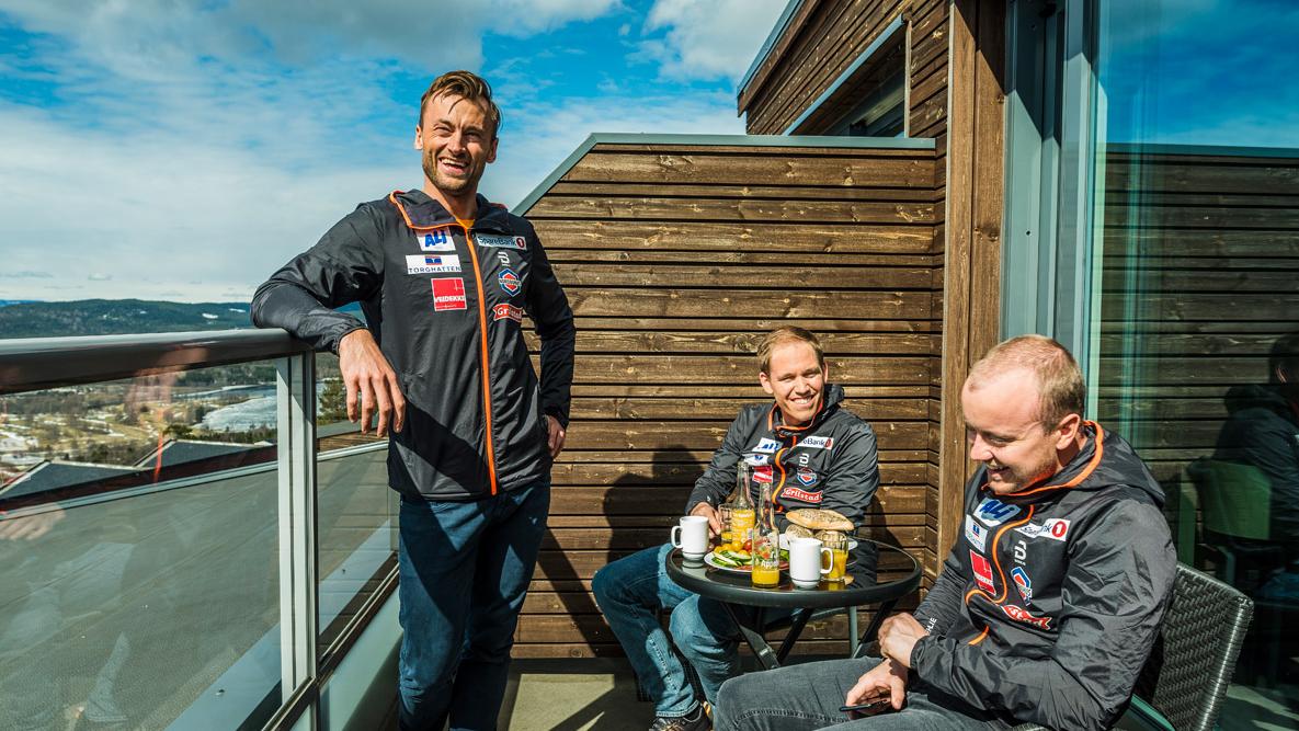 Petter Northug på terrassen sammen med Pål Golberg og Sindre Bjørnestad Skar