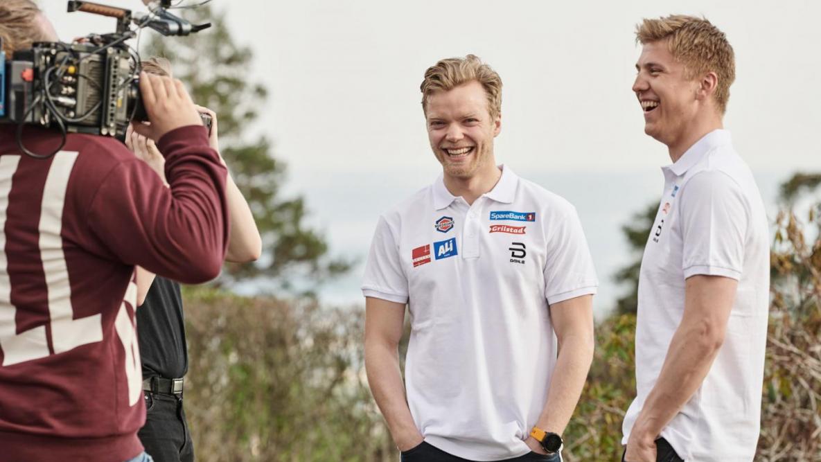 Eirik Brandsdal og Erik Valnes foran kamera på fotoshoot