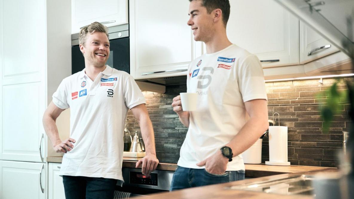 Eirik Brandsdal og Mattis Stenshagen henger på kjøkkenet og koser seg