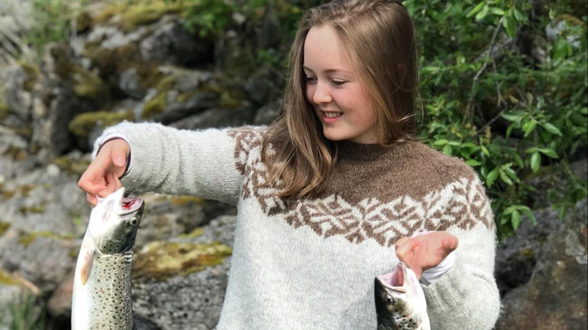 Vilde Nilsen med to fisker som hun har fanget på en hyttetur til Målsnes.