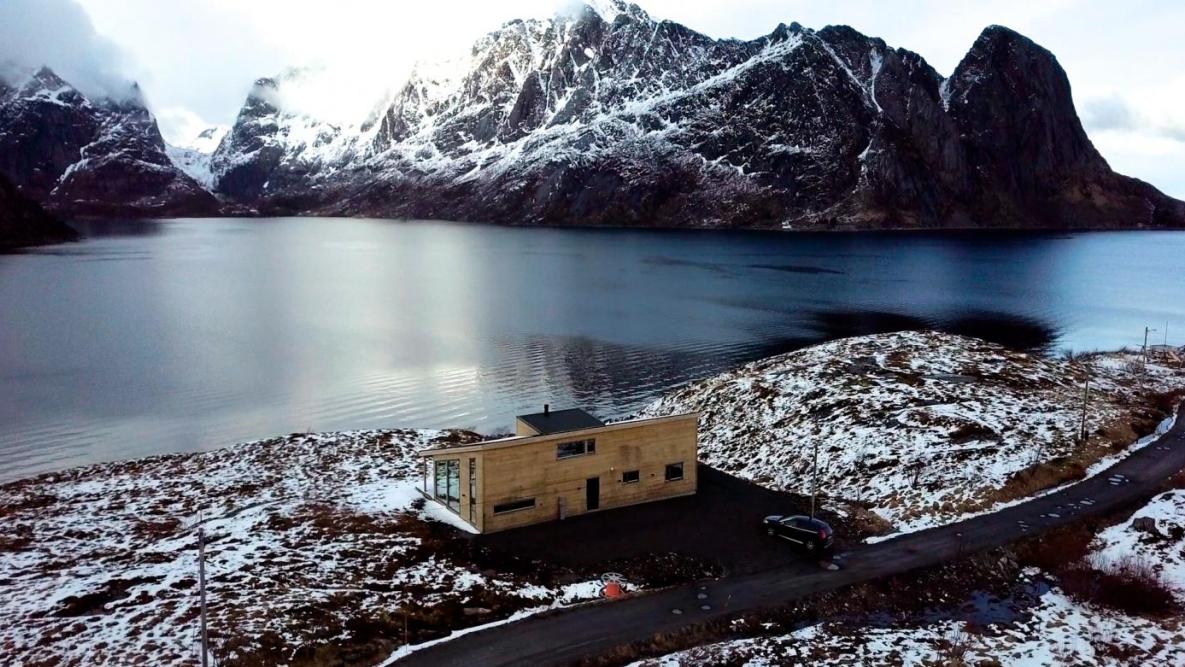 Omtegnet utgave av eneboligen Vignett med Reinefjorden foran og flotte fjell