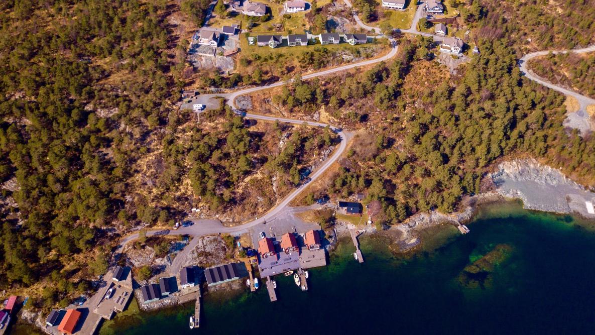 Illustrasjon av hytte i et dronefoto 