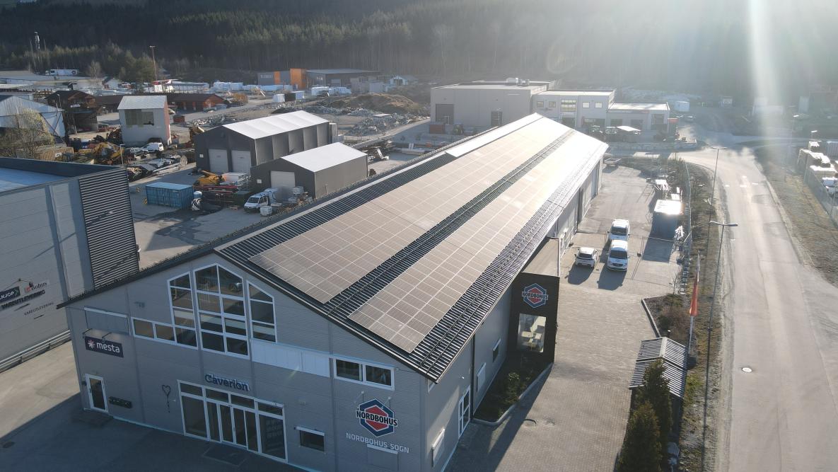 Kontorbygg med solcellepanel på taket