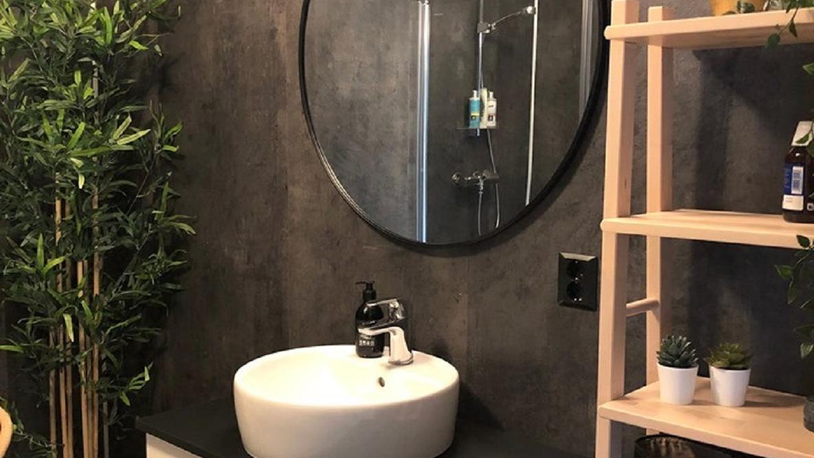 Bilde av bad med servant og rundt speil