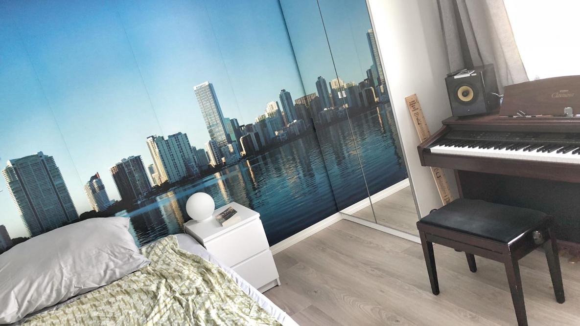 Bilde av et soverom med en vegg med bilde av Miami Skyline