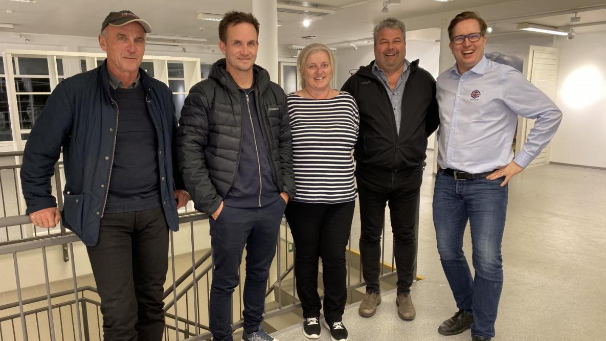 Fra venstre: Per Sigvald Hoggen, Sverre Hoggen, Tove Mek Eidset, Pål Sindre Myklebust og Stian Moursund fra Nordbohus sitt kjedekontor