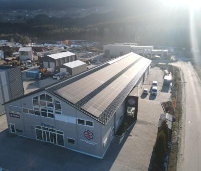Kontorbygg med solcellepanel på taket