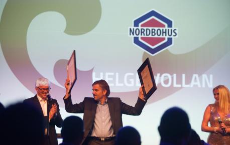 Helge Vollan på scenen mottar prisen for Årets Beste Byggeleder 2016
