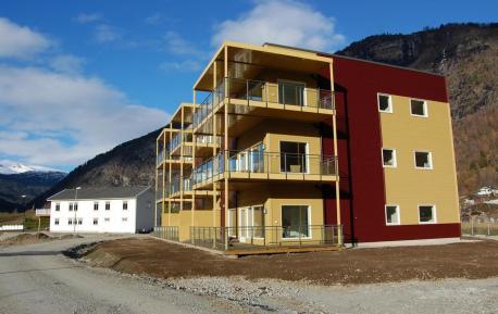 Bilde av fasaden til boligblokken Sogn9 på Gaupne i Luster