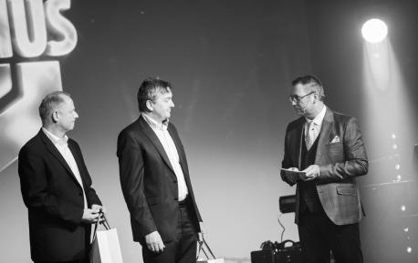 Jan Henning Kleiv til høyre. Sammen med Per Gunnar Gjermshus og Dag Loftesnes på scenen under sin tale til Nordbohus.