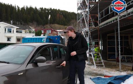 Erlend Åsen på vei inn i sin BMW på en byggeplass