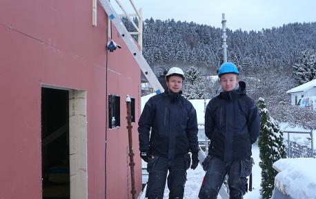 Tømrer lærling Erlend Åsen til høyre sammen med veileder Bjørn Torvik