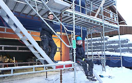 Tømrerlærling Erlend og veileder Bjørn i stilaset en flott vinterdag