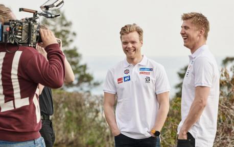 Eirik Brandsdal og Erik Valnes foran kamera på fotoshoot