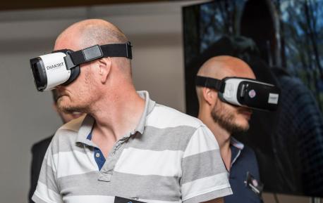 Stig Jørgensen fra Kjedekontoret og Nils Erik Ådnanes fra Nordbohus Idealhus tester VR