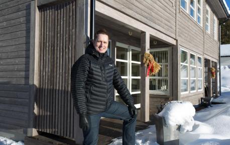 Stian Moursund fra Nordbohus sitt kjedekontor foran eneboligen Orion i Vinstra